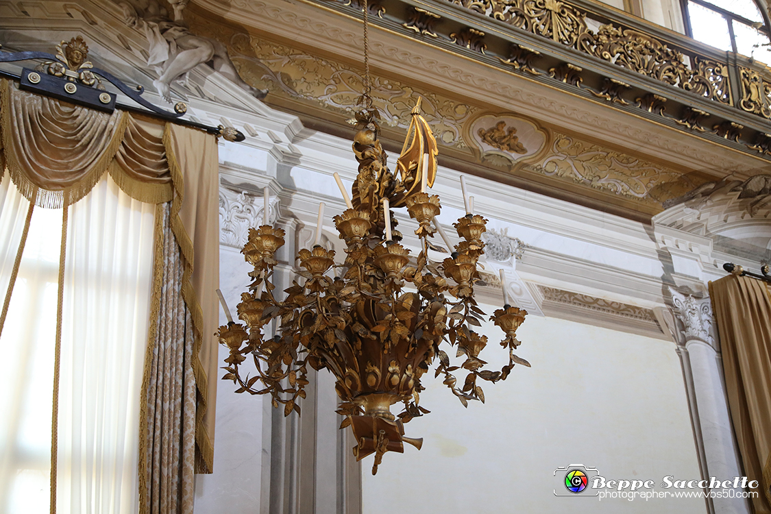 VBS_6752 - Villa Pisani - Stra (Venezia).jpg - SALONE DA BALLO  Il grandioso soffitto di questa sala fu affrescato da Giambattista Tiepolo. Tra il 1761 e il 1762 diede vita ad una cortese e contenuta allegoria della famiglia Pisani. II committente Luigi Pisani (1701-1767) viene ritratto accanto ai suoi figli: non c'è traccia di pompa ed il gruppo familiare, accompagnato dalle Virtù, trova posto tra una moltitudine di personaggi allegorici. Tra le figure principali dei gruppi che animano l'affresco troviamo: la Divina Sapienza, le Virtù, le Arti, la Pace, l'Abbondanza, la Discordia e l'Eresia, i Continenti (Europa, Africa, America, Asia), l'Italia e Venezia. 